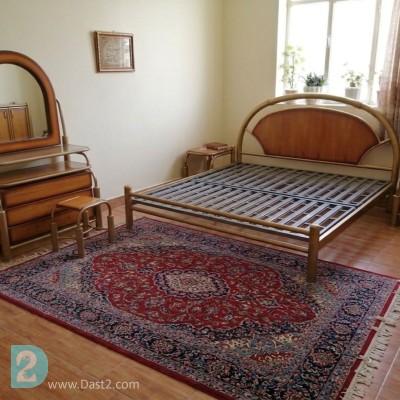 تخت دو نفره فلزی به همراه دراور و آینه و میز پاتختی
