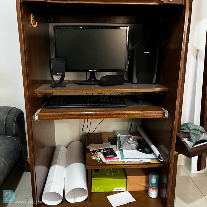 آگهی رایگان میز کامپیوتر چوبی با درب کرکره‌ای و صفحه کیبورد