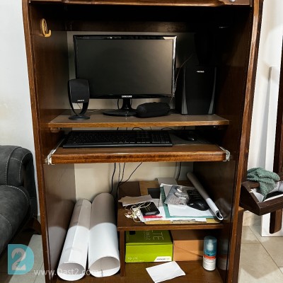 میز کامپیوتر چوبی با درب کرکره‌ای و صفحه کیبورد