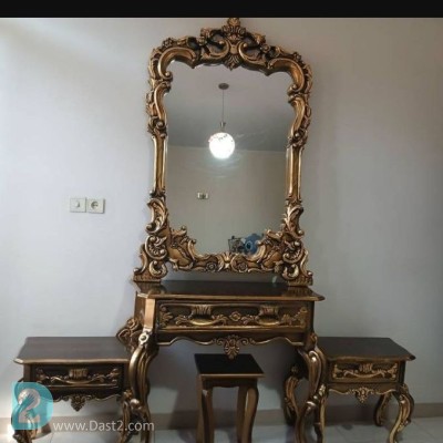 تخت دو نفره و اینه و میز آرایش و عسلی