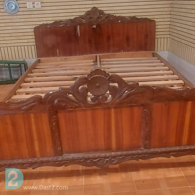 تخت قدیمی چوبی طرح کلاسیک