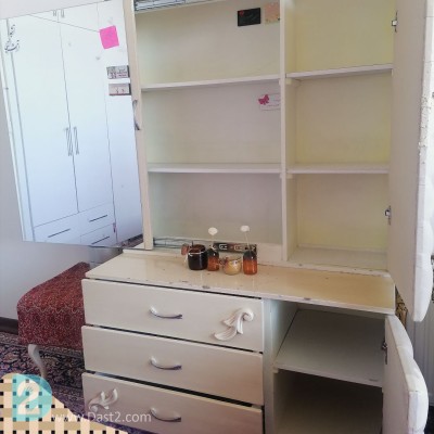 سرویس خواب کامل به سبک کلاسیک بسیار جادار. تخت دونفره. اینه دراور. پاتختی. صندلی